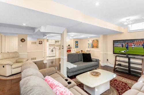 East Credit Apartamento | Modern Guest Suite Comfort for 5 Free Parking