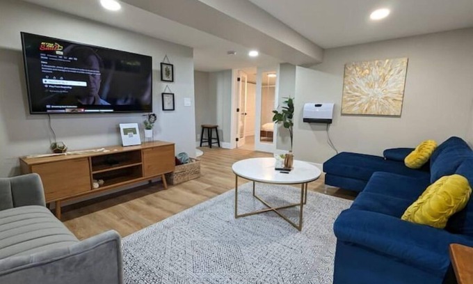 North End Casa | Modern Guest Suite Near Proctor w/ Hot Tub & 2 King Beds