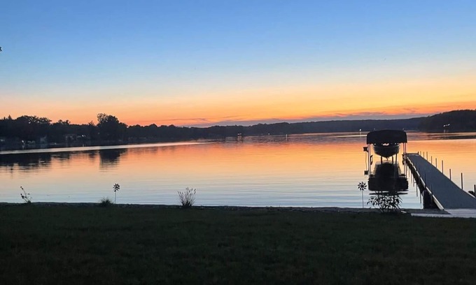 Lakeview Casa | Modern Guesthouse on the lake with hot tub and pickleball court.