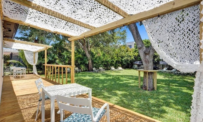 Hallandale Beach Apartamento | Modern Hallandale Apt w/ Backyard Near Beach