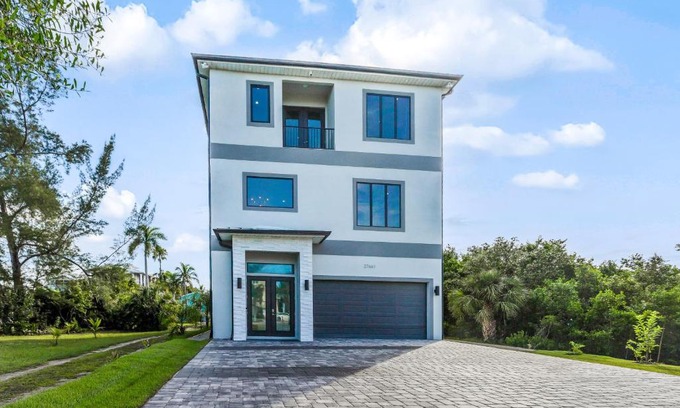 Bonita Springs Casa | Modern Hickory Hideaway