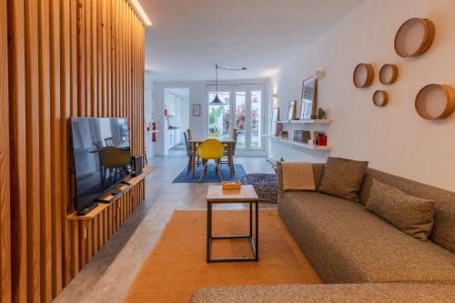 Santos Casa | Modern & Hidden Apartment by LovelyStay
