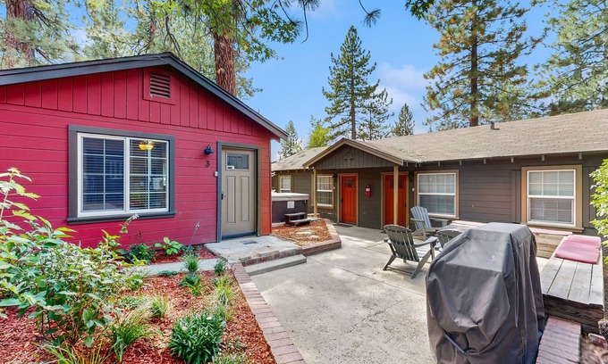 Lakeside Park Cabina | Modern Hideaway with Hot Tub & Firepit | Walk to Beach & Heavenly Village