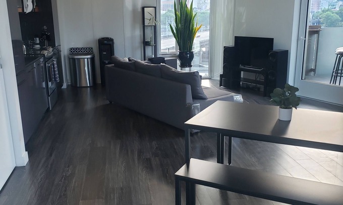 Kerns Apartamento | Modern high-rise apartment minutes from Downtown Portland. Great view!