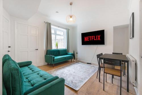 Stanley Casa | Modern High Spec House, Free Parking, 4 bed, sleeps 7