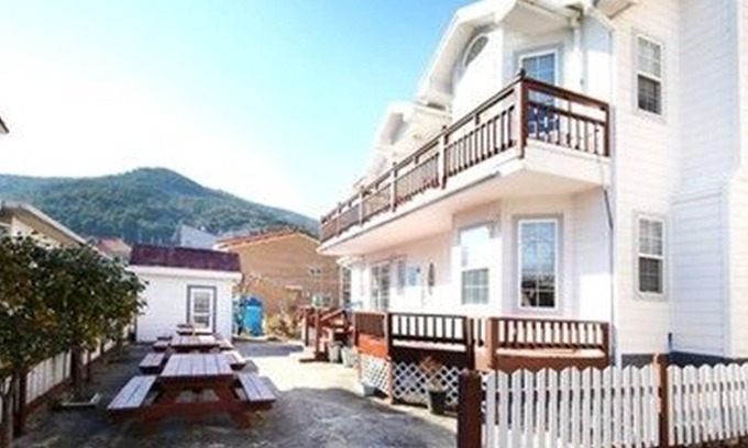 Irun-myeon Casa | Modern Hill Pension