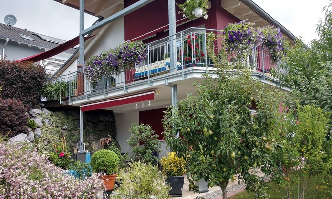 Hergensweiler Apartamento | Apartamento moderno con una gran terraza parcialmente cubierta.