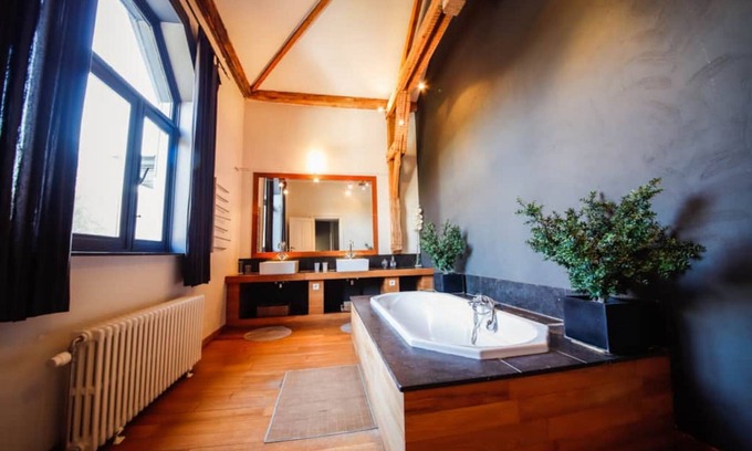 Hastiere-Lavaux Casa | Atmosférica casa de campo a orillas del Mosa con piscina