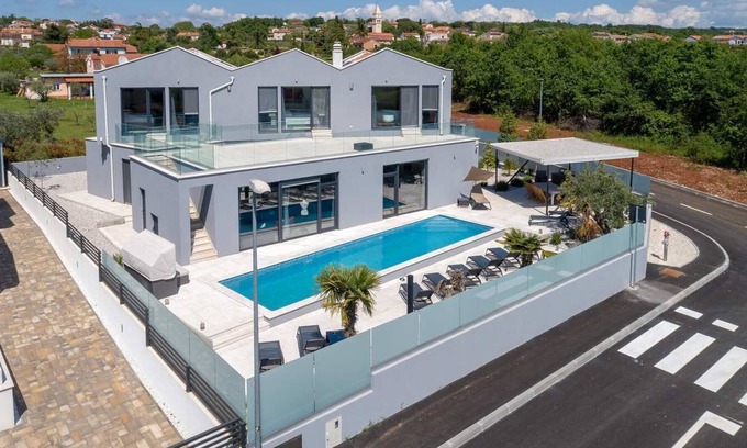 Labinci Villa | La casita para pájaros con piscina