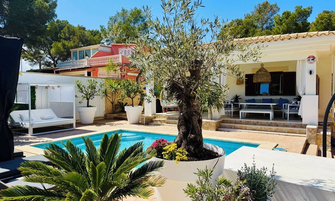 El Toro Villa | CASA DE VACACIONES MODERNA CON PISCINA Y JACUZZI EN EL TORO / CALVIA