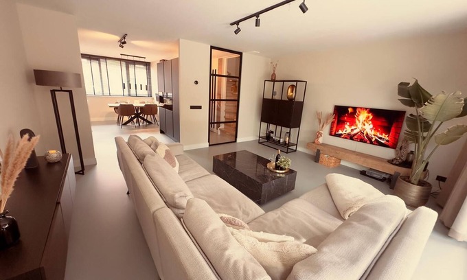 Bergen op Zoom Casa | Modern Holiday Home La Playa: near the beach, with 40 degree Jacuzzi!