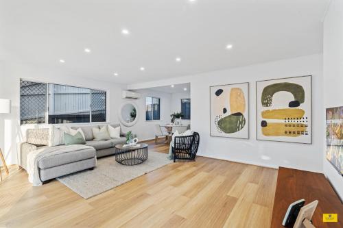 Brisbane Casa | Modern Holland Park Home with Easy City Access