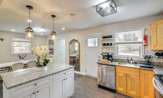 Oxon Hill Casa | Modern Home 11 Mi to DC: Pets Welcome!