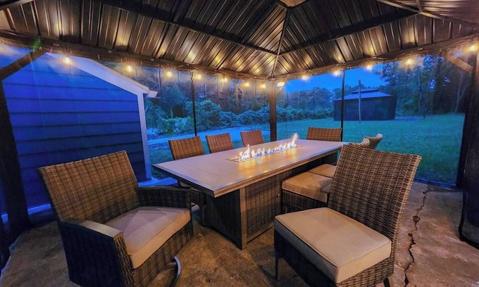 Candler-McAfee Casa | Modern Home 2 Firepits w/ Dining