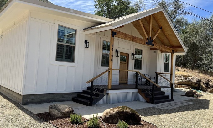 Three Rivers Casa | Modern Home, 2 miles from Sequoia Park’s Entrance and 10 mi. from Mineral King.