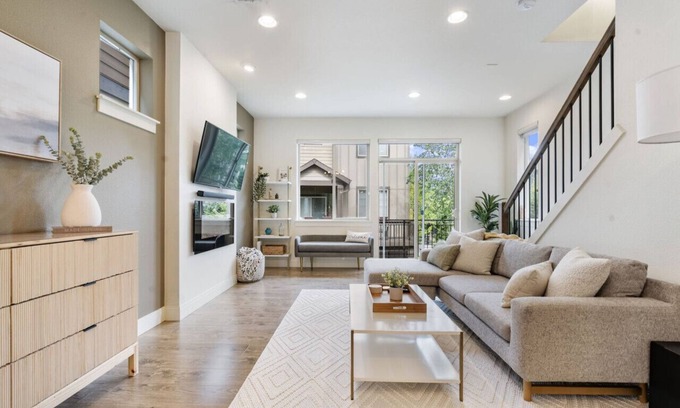 Cedar Hills Casa | Modern Home: 2BR, Office, 2.5 Bath Retreat