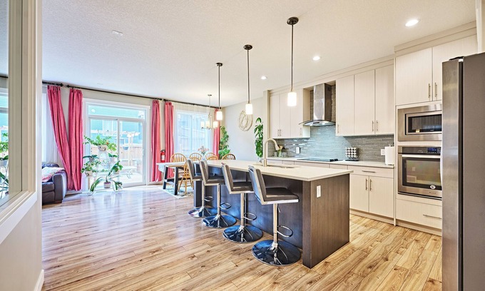 Symons Valley Casa | Modern Home 7BR | 5BA | 2Kit – Near Airport & Banff