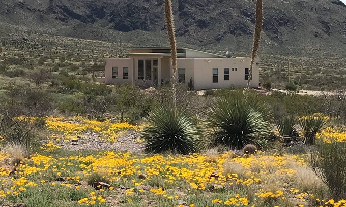 Mesilla Park Casa | Modern home boarding desert wilderness and National Organ Mountain Monument .