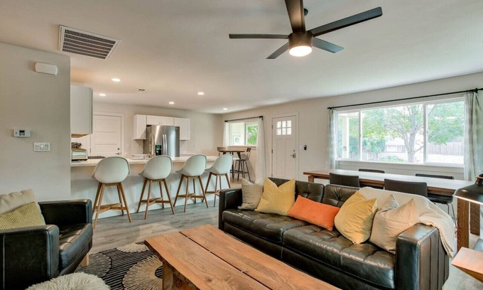 Redding Casa | Modern Home Bright Spacious Full Kitchen Garage