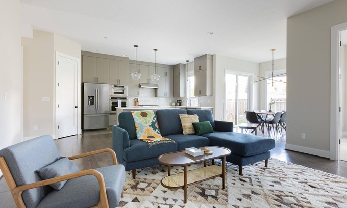 Bethany Casa | Modern home, centrally located in the heart of the Bethany area.