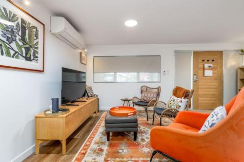 Deakin Casa | Modern Home Conveniently Close to Hospitals - Hosted by Canstay