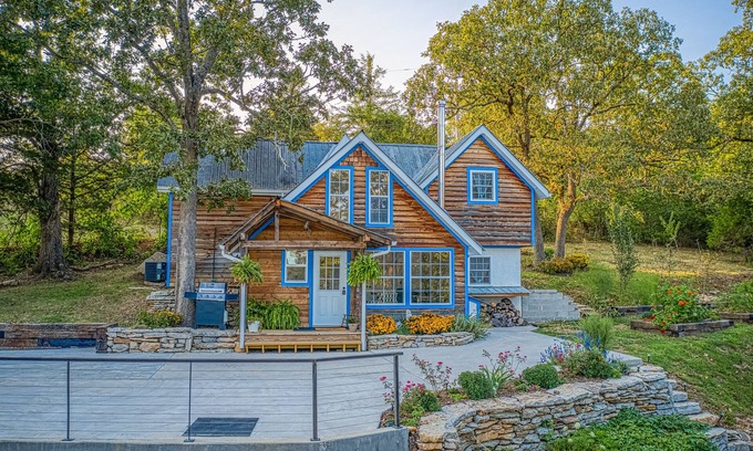 Omaha Casa | Modern Home + Cozy Vibes + Table Rock Lake + Branson + Buffalo National River