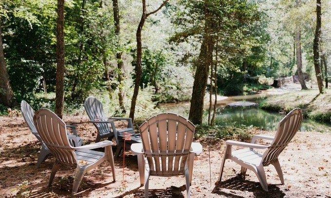 Central Casa | Modern home + Creek View + Near Clemson & Mts