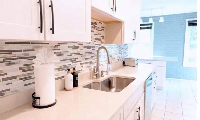 Fairfax Casa | Modern Home Dedicated Workspace Free Parking