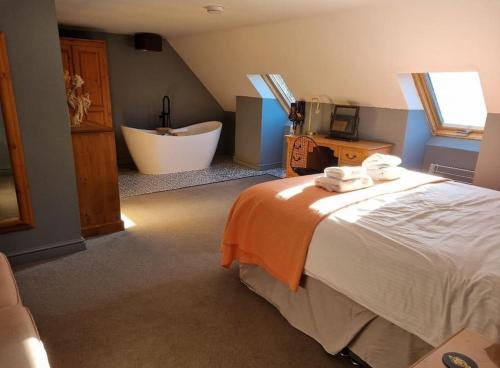 Dersingham Casa | Modern Home for 4 people including luxury Hot Tub
