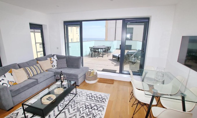 Worthing Casa | Modern Home for Small Groups by Stones Throw Apartments - Free Parking - Sea View