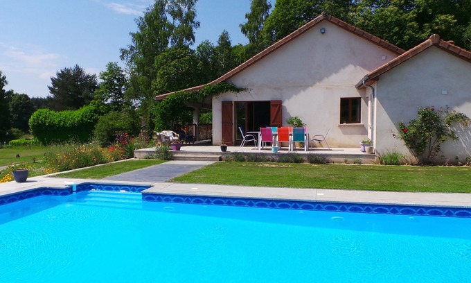 Bussiere-Galant Villa | Casa moderna / Albergue con piscina de sal en el Parque Nacional de Lemosín.