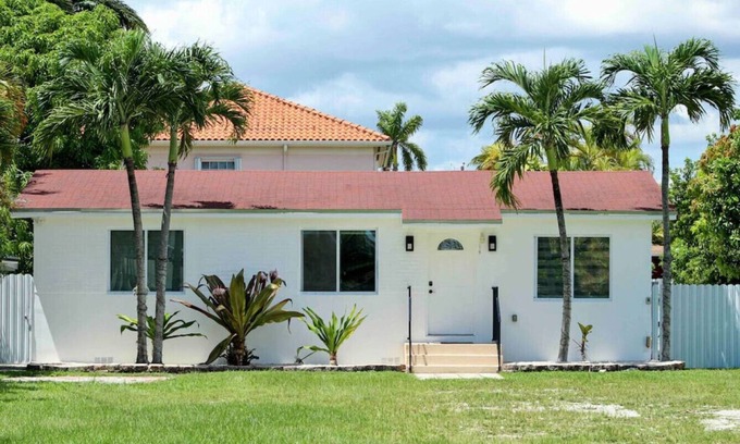 Tamiami Casa | Modern Home / HUGE Front Yard/ Family Friendly
