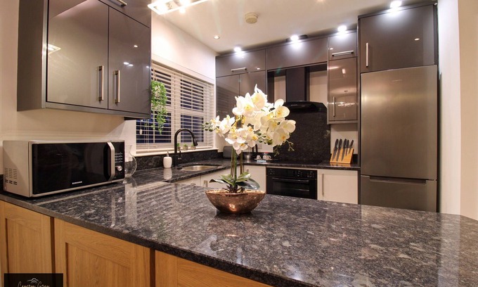 Belfast Casa | Modern Home in Belfast, Office, Parking, Wifi