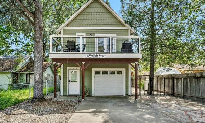 Middletown Casa | Modern Home in downtown Middletown! Walk to shops & restaurants!