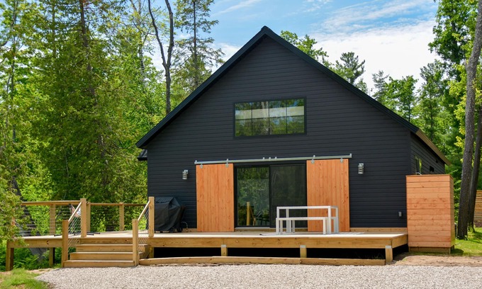 Glen Arbor Cabina | Modern home in Glen Arbor. Steam shower. Walk to lake. Air conditioning.