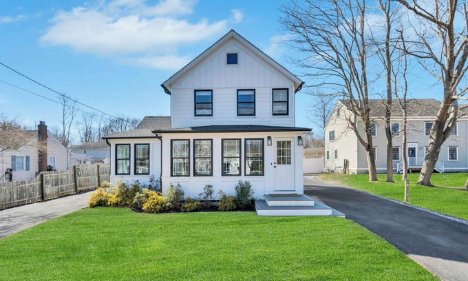 Greenport Casa | Modern home in Greenport, close to beaches, outdoor dining, perfect for families