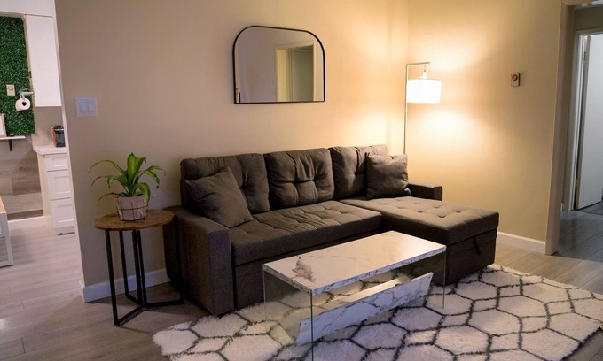 Alhambra Apartamento | Modern home in heart of Alhambra-10 min from LA