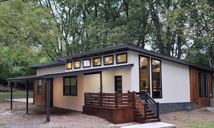 Independence Casa | Modern Home in Natures Warmth with Great Location