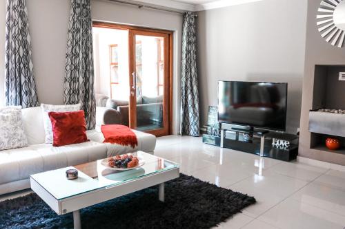 Moreleta Park Casa | Modern Home in Pretoria near Menlyn Mall