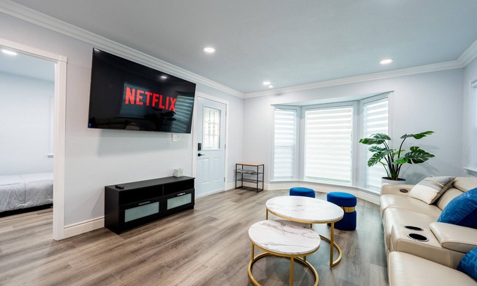 San Gabriel Casa | Modern Home in SGV - Fast Wifi, Sleeps 7, 15 Min from DTLA/Pasadena!