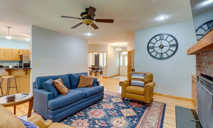 Murphy Casa | Modern Home in the Heart of Murphy, Hi-Tech Massage Chair, Jetted Tub, KING Bd!