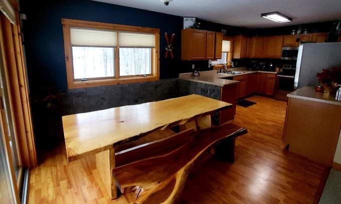 Somerset Casa | Modern Home in the Mountains- within walking distance to ski slopes!