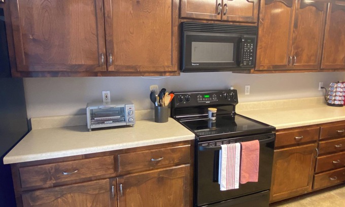 Tuscaloosa Casa | Modern home in Tuscaloosa 4.5mi from Bryant Denny with many amenities.