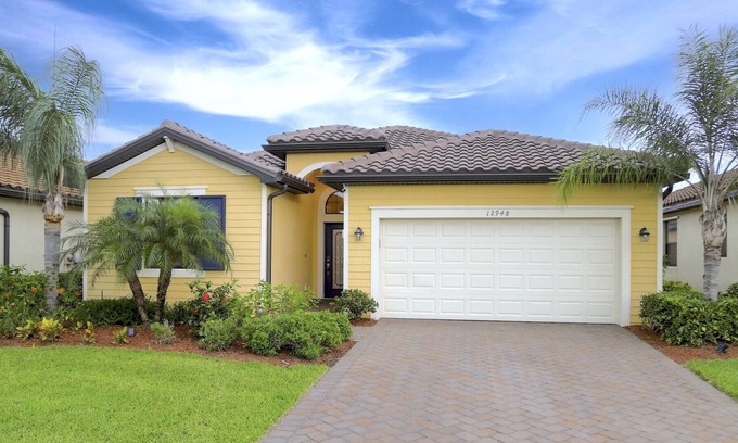 Gateway Casa | Modern home, mint condition. all furniture is 1 year new.