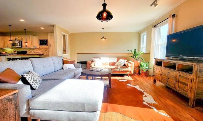 Waterbury Casa | Modern home, minutes to Waterbury, Stowe, and Sugarbush