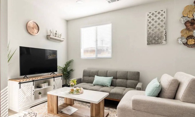 Midway City Casa | Modern Home Near Disneyland, Beaches, and Little Saigon