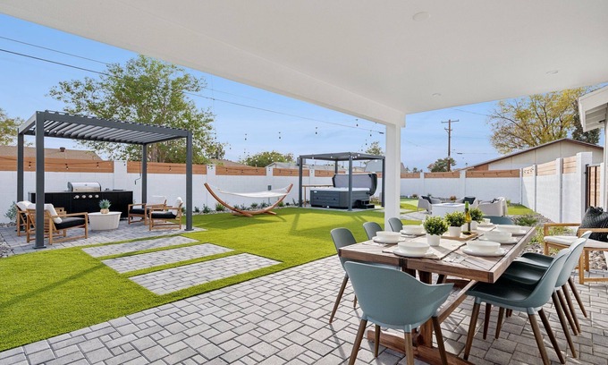 New Papago Parkway Casa | Modern Home Near Old Town