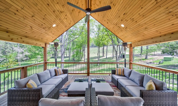 Clermont Casa | Modern home on vineyard with WiFi, fireplace, washer/dryer, central AC
