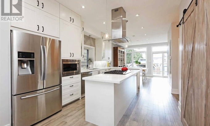 Woodbine - Lumsden Casa | Modern Home w/ Patio, Fireplace, Parking - 20mins to Downtown & Beach