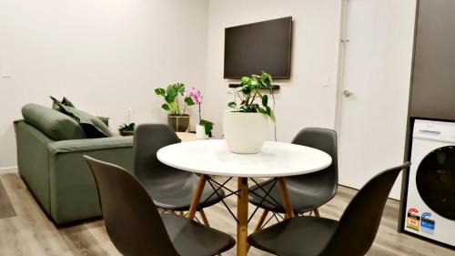 Halswell Casa | Modern Home with 2 Ensuites Only 17 Minutes to City and CHC Airport
